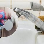 Hur man enkelt tar bort plack från kranen: experter delar